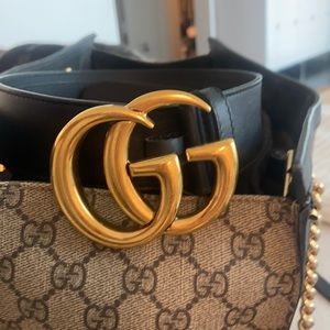 100% Authentic Men’s Black Leather Gucci Belt w/Gold Buckle